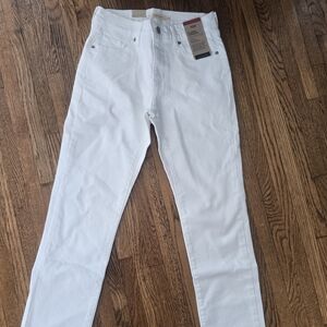 Women's White Levi Strauss Jeans, size 26 / 2M